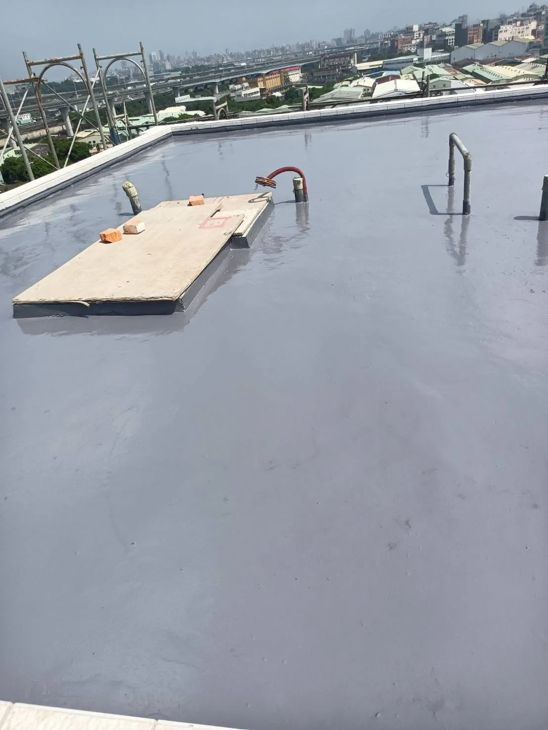 頂樓一直漏水怎麼辦?桃園皇禹治水用專業的防水抓漏工法1次幫你解決滲水、壁癌與龜裂問題